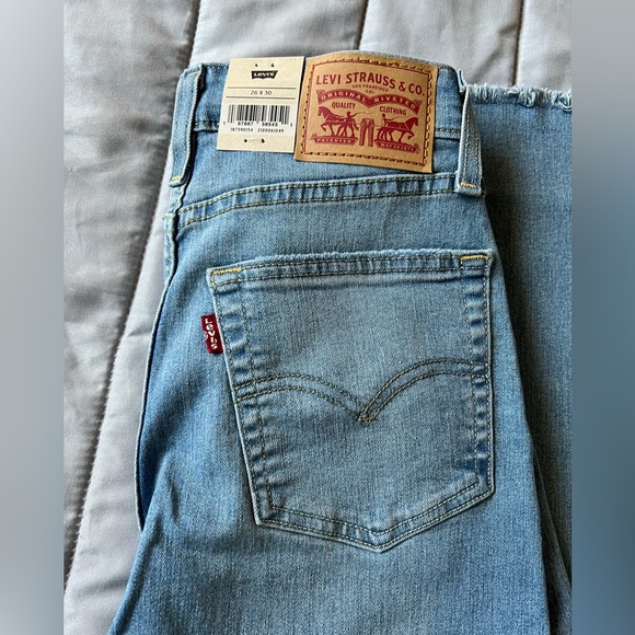 Levi’s Women’s 725 High Rise Bootcut Jeans - Picture 7 of 7